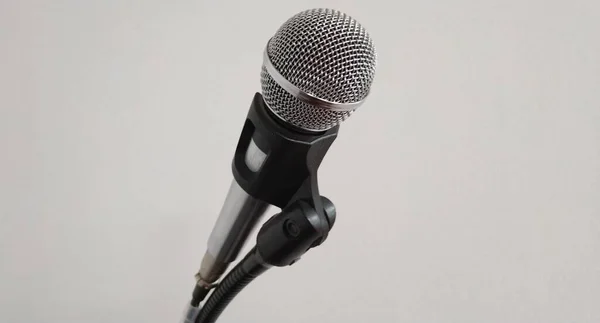 Ein Mikrofon Auf Einem Stativ Vor Weißem Wandhintergrund — Stockfoto