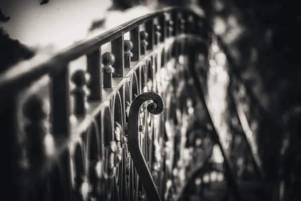 Šedý Záběr Zábradlí Rustikálního Železa Historického Mostu — Stock fotografie