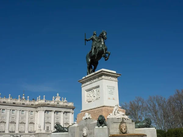西班牙首都马德里的菲利佩四世纪念碑 — 图库照片