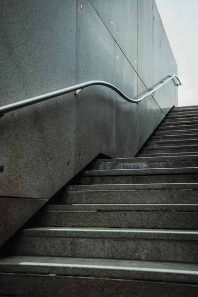 Una Toma Vertical Escaleras Aire Libre Con Una Barandilla Metal —  Fotos de Stock