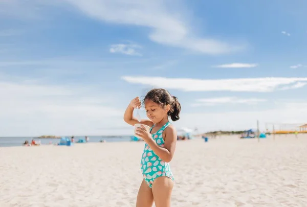 Uma Vista Panorâmica Uma Menina Pré Escolar Divertindo Uma Praia — Fotografia de Stock