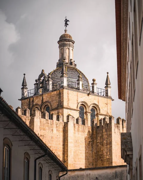 Een Verticaal Shot Van Oude Kathedraal Van Coimbra Onder Een — Stockfoto