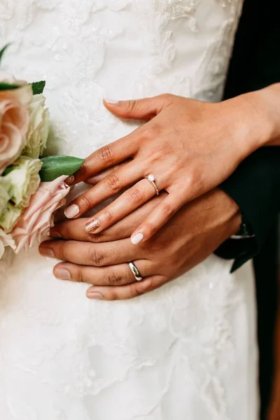 結婚式の最中に花嫁と新郎が指輪を手にして縦に撃たれた — ストック写真