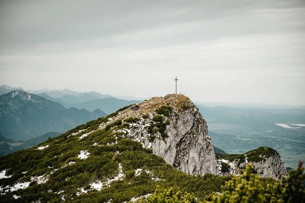 Een Rotsachtige Top Alpen Met Een Kruis Een Zonnige Dag — Stockfoto