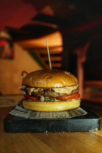Vertical Closeup Shot Tasty Burger Pub Setting Dark Background — Stock Photo, Image