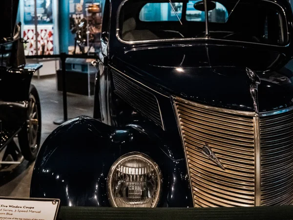 博物館の黒いレトロな車 — ストック写真