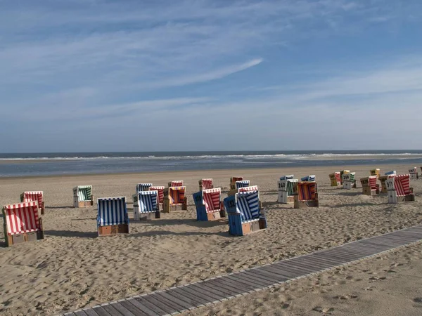 Barevné Plážové Židle Kápí Písečné Pláži Ostrova Langeoog Severním Moři — Stock fotografie