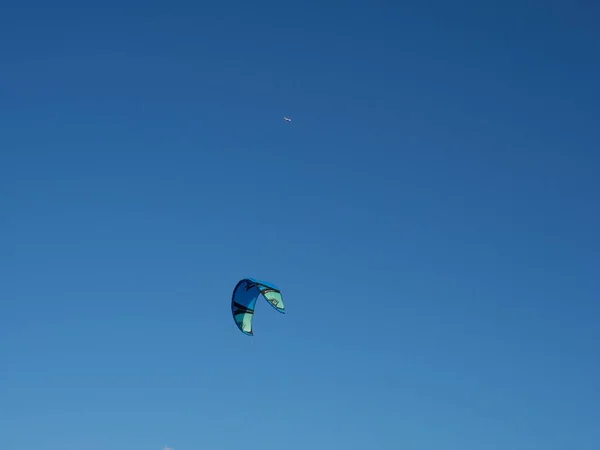 Una Hermosa Vista Del Kitesurf Contra Cielo Azul Telde Gran —  Fotos de Stock