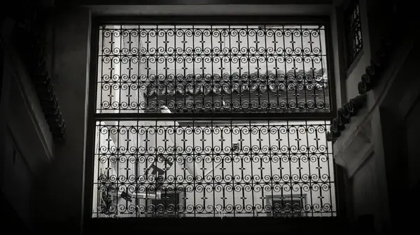 Karanlık Bir Koridorun Girişinin Üstündeki Metal Pencere Izgarasının Gri Tonlu — Stok fotoğraf