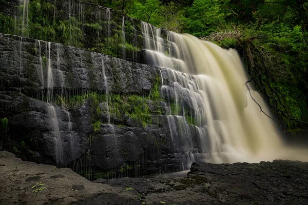 Der Wasserfall Brecon Wales Umgeben Von Grünen Bäumen — Stockfoto