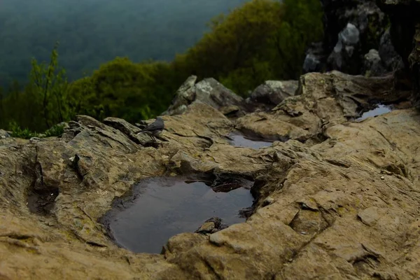 Een Waterplas Het Oppervlak Van Rots Regen Omringd Door Bergen — Stockfoto