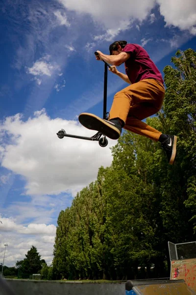 Een Jonge Man Presteert Springen Met Scooter — Stockfoto