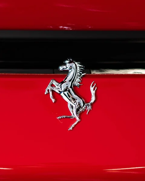 Вертикальный Крупным Планом Снимок Хромированного Жетона Ferrari Блестящей Красной Раме — стоковое фото