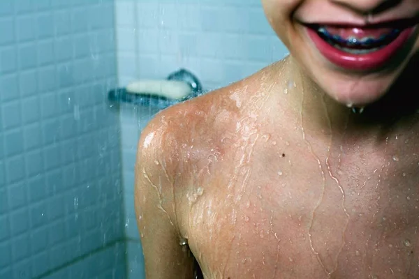 Портрет Веселого Счастливого Мальчика Наслаждающегося Своей Ванной — стоковое фото