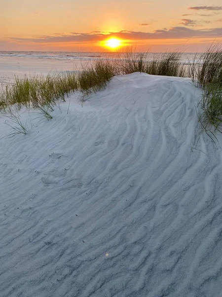 Гарний Вид Піщаний Пляж Під Час Помаранчевого Заходу Сонця — стокове фото