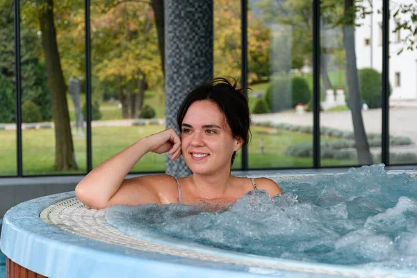 Primer Plano Una Mujer Tomando Baño Terapia Jacuzzi Mirando Hacia —  Fotos de Stock