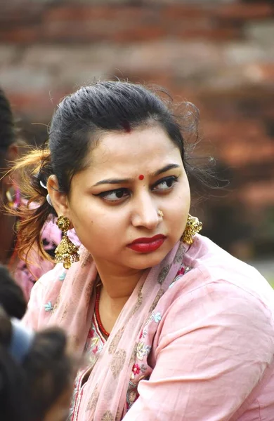 Vertikalt Bilde Vakker Indisk Kvinne Med Rød Bindi Tradisjonelle Smykker – stockfoto