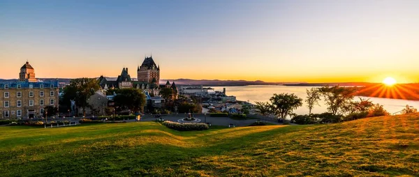 日出时分 加拿大魁北克绿树环绕的边境城堡全景 — 图库照片