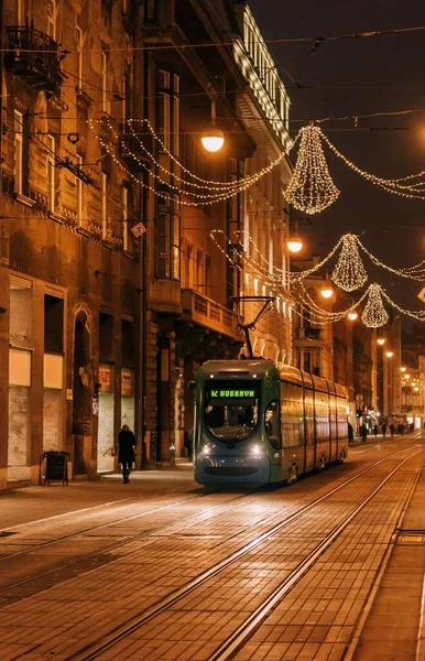 Ночное Фото Трамвая Улице Городе Загреб Украшенного Рождественскими Огнями Декабре — стоковое фото