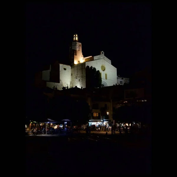 Освітлена Церква Санта Марія Кадаки Каталонії Під Час Чорної Ночі — стокове фото