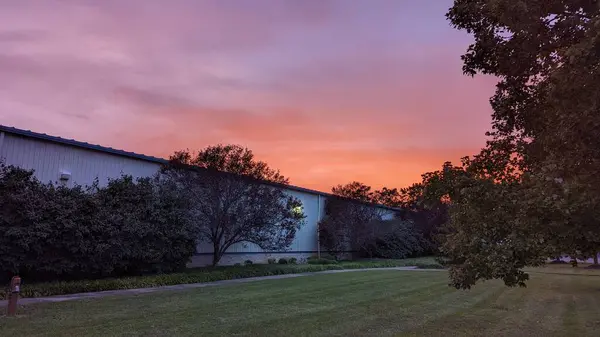 Ein Malerischer Blick Auf Einen Schönen Sonnenuntergang Hinter Einem Einstöckigen — Stockfoto