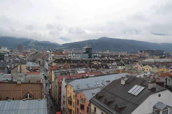 Avusturya Daki Innsbruck Şehrinin Güzel Bir Manzarası Renkli Binalar Kasvetli — Stok fotoğraf