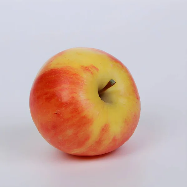 白い表面に赤と黄色のリンゴ — ストック写真