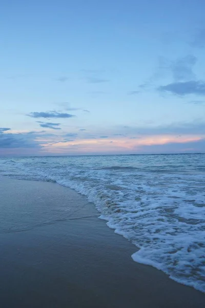 Een Landschap Van Zee Golven Een Zandstrand Bij Zonsondergang — Stockfoto