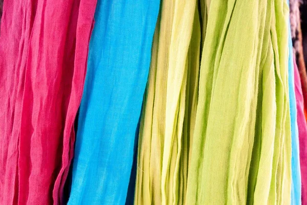 Primer Plano Las Bufandas Colores Exhibición Una Tienda Ropa — Foto de Stock