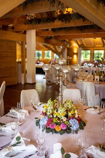 結婚式のために花で飾られたテーブルのあるレストランの垂直ショット — ストック写真