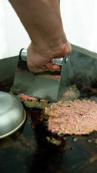 Μια Κάθετη Βολή Του Ανθρώπινου Χεριού Προετοιμασία Burger Στη Σχάρα — Φωτογραφία Αρχείου
