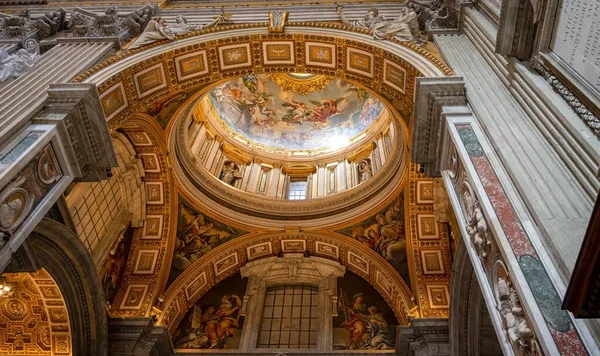 Aziz Peter Bazilikası Boyalı Kubbesinin Düşük Açılı Görüntüsü — Stok fotoğraf