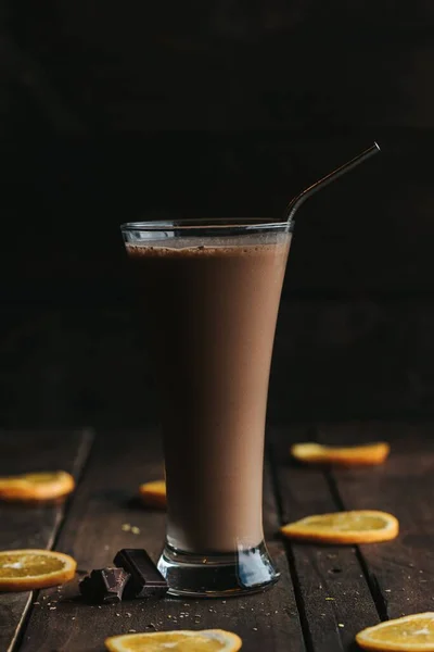 Een Verticaal Shot Van Een Chocolade Shake Houten Achtergrond — Stockfoto
