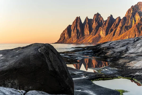 在明亮的落日下 挪威森加的魔鬼牙山美景 — 图库照片