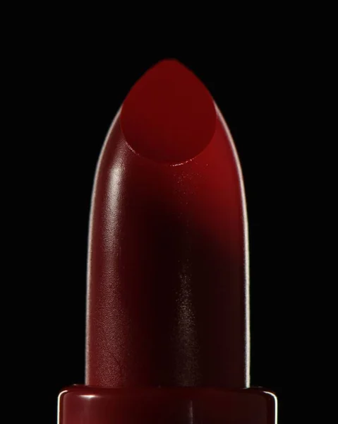 黒の背景に赤い口紅のクローズアップ垂直ショット — ストック写真
