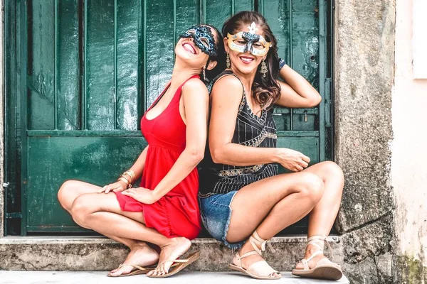 Une Sélective Deux Femmes Portant Des Masques Carnaval Contre Une — Photo