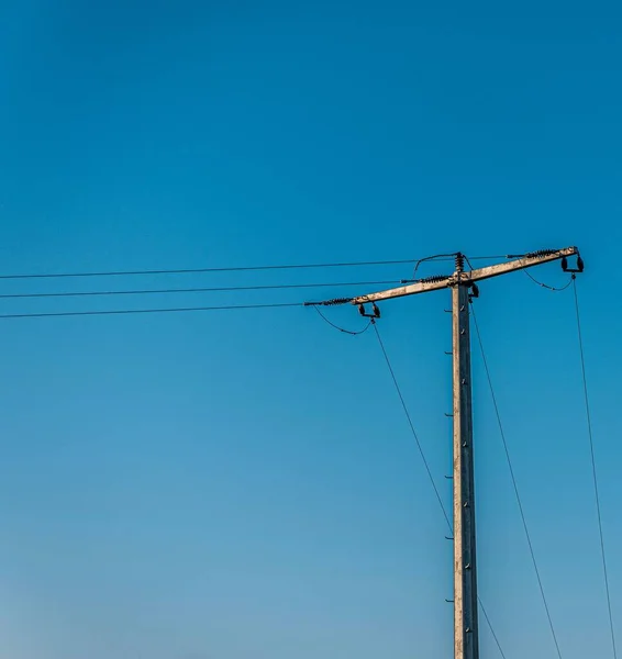 Przewody Elektryczne Wieży Wysokiego Napięcia Przeciwko Błękitnemu Niebu — Zdjęcie stockowe