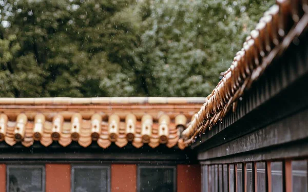 Krople Deszczu Spadają Dachówki Tradycyjnego Chińskiego Budynku — Zdjęcie stockowe