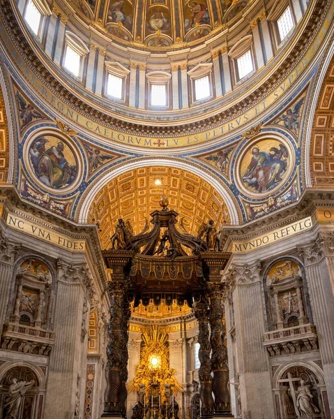 Eine Vertikale Aufnahme Des Innenraums Des Petersdoms Mit Christlichen Gemälden — Stockfoto