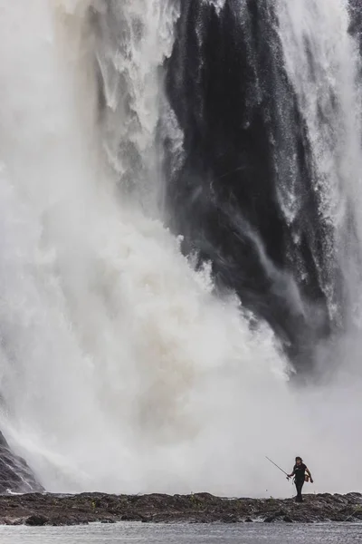 Malowniczy Widok Pionowy Człowieka Łowiącego Ryby Rzece Nad Wodospadem Montmorency — Zdjęcie stockowe