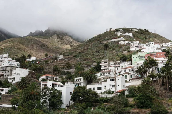 Ein Malerischer Blick Auf Schöne Weiße Gebäude Hang Eines Berges — Stockfoto