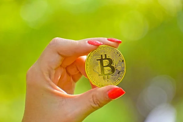 Close Uma Mulher Segurando Uma Moeda Ouro Bitcoin Contra Fundo — Fotografia de Stock