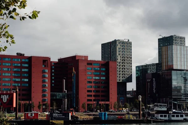 Horizonte Los Edificios Rotterdam Una Zona Residencial Contra Cielo Gris —  Fotos de Stock