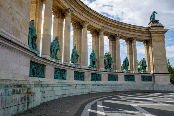 Památník Tisíciletí Náměstí Hrdinů Budapešti Oblačným Nebem Pozadí Maďarsko — Stock fotografie