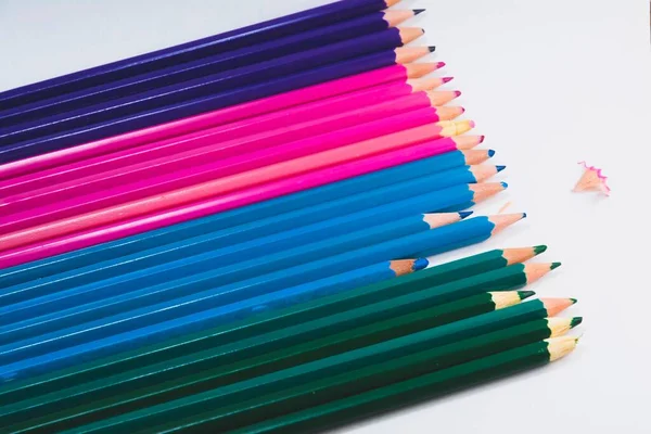 彩色木制铅笔的特写 在白色的背景上隔离 — 图库照片