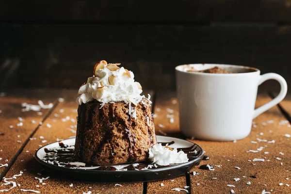 Çikolatalı Pastanın Yakın Çekimi Tahta Arka Planda Beyaz Bir Fincan — Stok fotoğraf