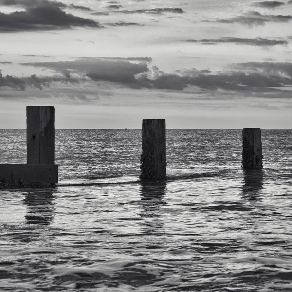 イギリス ワイト島の海の防波堤のグレースケールビュー — ストック写真