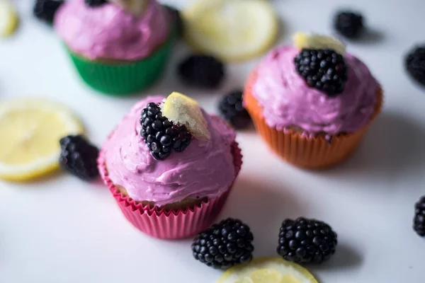 Closeup Purple Cupcakes Blackberries — Stock Photo, Image