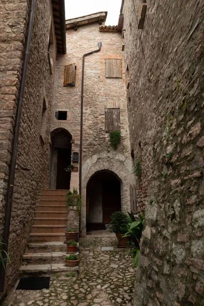 Eine Vertikale Aufnahme Historischer Steingassen Mit Alten Gebäuden Macerino Italien — Stockfoto