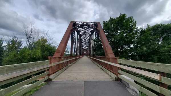 Eine Holzbrücke Mit Einer Metallkonstruktion Darüber — Stockfoto